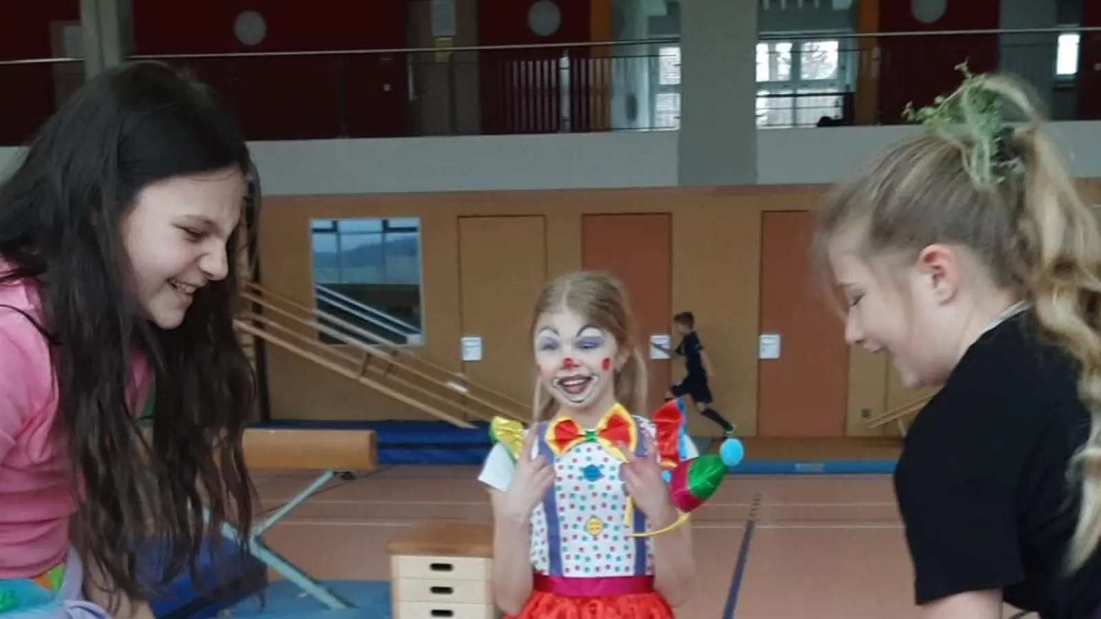 Beim Faschingsturnen an der Grundschule Erbendorf hatten die Kinder ihren Spaß. (Bild: Beate Koch/Grundschule Erbendorf/exb)