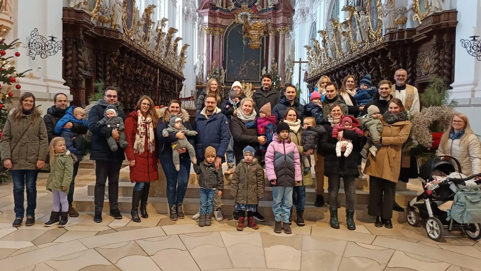 Gemeinsames Foto nach dem Tauferinnerungsfest in der Basilika (Bild: Monika Mittereder)