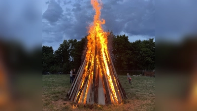 Das alljährlich beeindruckende Johannisfeuer der Pfarrei St. Georg Amberg (Bild: Stephan Weiß)