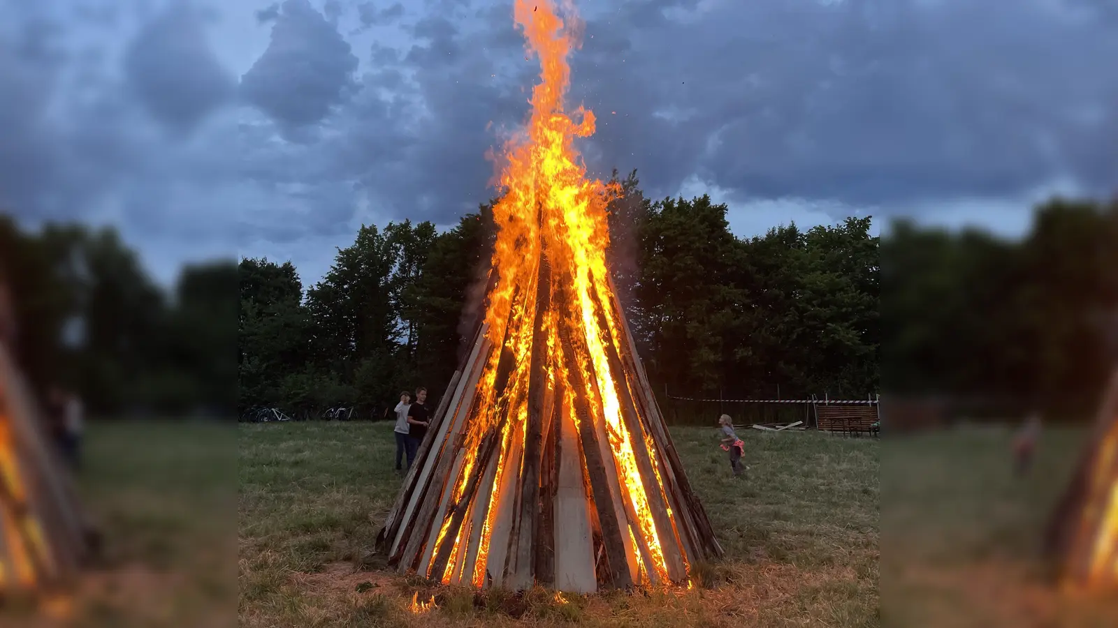 Das alljährlich beeindruckende Johannisfeuer der Pfarrei St. Georg Amberg (Bild: Stephan Weiß)