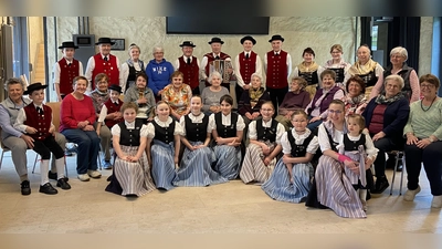 Junge Trachtler treffen Senioren: Seniorenbeauftragte Jeanette Woodroffe (stehend, Vierte von links) und Ehrenvorsitzender Hermann Bruhn (stehend, Fünfter von rechts) mit den beteiligten des Nachmittags in der Stadelreihe. (Bild: gut)