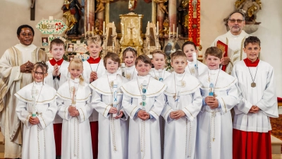  Im Bild: Die Kommunionkinder mit Kaplan Edmung Onah (linke Seite hinten) und Pfarrer Gerhard Wagner (recht Seite hinten) (Bild: Lydia Schimmer)