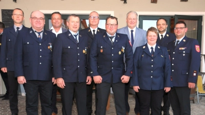 Die geehrten Aktiven der FF Schnaittenbach und Holzhammer, flankiert von den Gratulanten der Wehren, der Kommunalpolitik und der Feuerwehr-Führungsebene des Landkreises. (Bild: Joachim Gebhardt)
