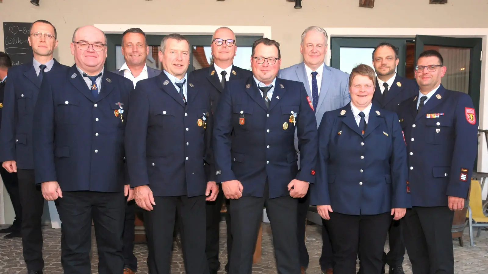 Die geehrten Aktiven der FF Schnaittenbach und Holzhammer, flankiert von den Gratulanten der Wehren, der Kommunalpolitik und der Feuerwehr-Führungsebene des Landkreises. (Bild: Joachim Gebhardt)