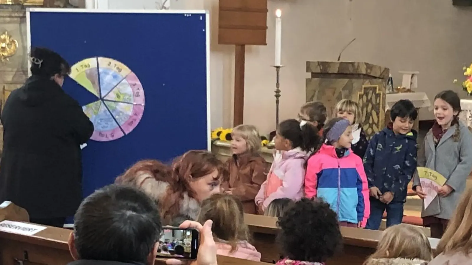 Die Kinder vom Kindergarten St. Ursula bei der Mitgestaltung des Erntedankgottesdienstes.<br><br> (Bild: Nicole Koller )