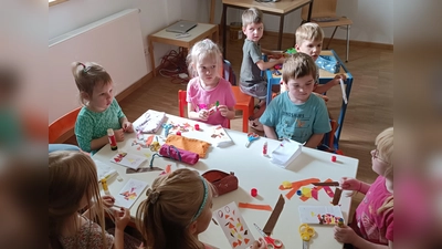 Viel Spass hatten die Kinder beim basteln der Windlcihter. (Bild: Sabine Liewald)