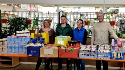  Barbara Neuber, Josef Dantl, Diana Hermann (Geschäftsführerin Tafel Weiden-Neustadt) und Jens Simon bei der Übergabe der Spenden.<br> (Bild: exb/Jens Simon)