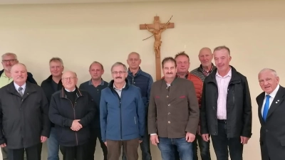 Beim Konvent in Winklarn ehrt Zentralpräses Pater Josef Schwemmer einige Mitglieder für ihre langjährige Mitgliedschaft. Das Bild zeigt Pater Schwemmer (rechts) und die anwesenden Geehrten. (Bild: Mösbauer/exb)