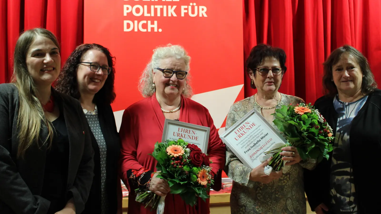 Mit Christa Kraus und Isabella Meier hat der SPD-Ortsverein Flossenbürg zwei neue Ehrenmitglieder: Bild von links: Ronja Endres, Andrea Egner, Christa Kraus, Isabella Meier und Marianne Schieder. (Bild: Fred Lehner)