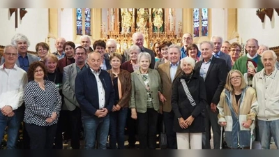 Anlässlich ihrer Ehejubiläen feierten 15 Jubelpaare der Pfarreien Hirschau und Ehenfeld mit Stadtpfarrer Johann Hofmann (2. Reihe rechts) in der Stadtpfarrkirche Mariä Himmelfahrt einen Dankgottesdienst. Es schloss sich ein Festabend im Pfarrheim an. (Bild: Werner Schulz)