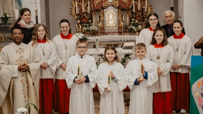 <br>Im Bild Stadtpfarrer Pater Georg, die Lehrerin Mona Bock, Meßner Jakob Mutzbauer, die Ministranten und die Kommunionkinder von links: Bauer Luis, Winklmann Laura und Bostelmann Jorik.<br> (Bild: Heidi Schloßer)