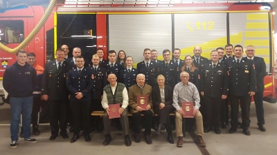 Ehrungen und Beförderungen stehen bei der Jahreshauptversammlung der Feuerwehr Schwarzenfeld im Mittelpunkt. (Bild: Feuerwehr Schwarzenfeld/exb)