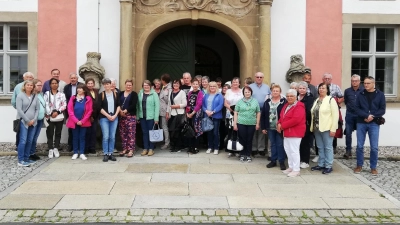 Das Foto zeigt die Reisegruppe vor dem Kloster Speinshart. (Bild: Elisabeth Bauer)