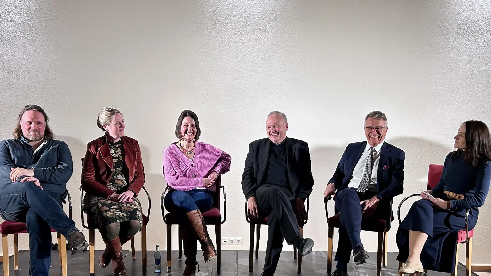 Die Podiumsteilnehmer Petra Sommer-Stark, Franz Stahl, Georg Flierl, Kathrin Karban-Völkl, Dr. Stefanie Schön und Bernhard Neumann (von rechts). (Bild: Stadt Tirschenreuth/exb)