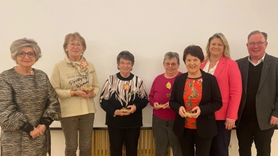 Hildegard Gallitzendörfer mit den Geehrten: Annelies Franz, Vroni Iberer, Gabi Horst, Ute Wild, Kerstin Aufschneider (stellv. Diözesanvorsitzende) Pfarrer Michael Birner ( geistl. Begleiter). (Bild: Margit Köpnick)