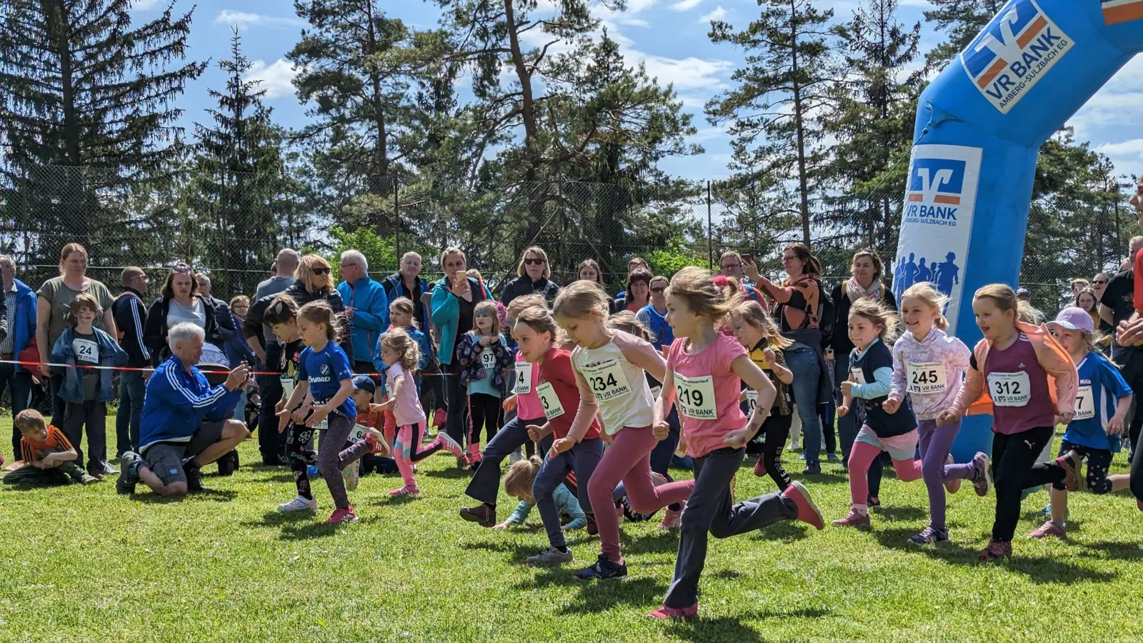 Der Wiesenlauf ist fester Bestandteil des Frühlingsfest in Fürnried. Es werden wieder Teilnehmer aus dem ganzen Landkreis erwartet. (Archivbild: Jennifer Härlein/exb )