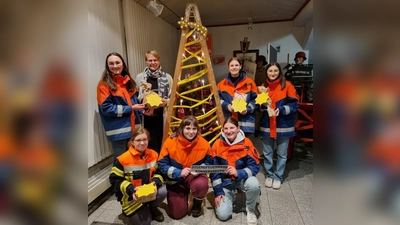 Vier Geschenkwünsche von benachteiligten Kindern erfüllt die Jugendfeuerwehr Konnersreuth. Bei der Übergabe von symbolischen Sternen dabei waren (stehend von links) Jugendsprecherin Marie Hofmann, Kinderschutzbund-Vorsitzende Nina Neumann, Anna Sölch, Jule Hofmann, (vorn von links) Jugendwartin Carina Hart, Lilli Hofmann, Judith Moser. (Bild: Feuerwehr Konnersreuth/exb)