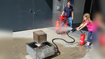 Beim Ferienprogramm der Feuerwehr Tirschenreuth konnten die Kinder selbst aktiv werden. (Bild: Lukas Fenzl)