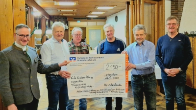 Die Pleysteiner Sänger und Kirchenpfleger Karl Putzer (Zweiter von links) überreichten Stadtpfarrer Adam Karolczak (links) eine Spende zur Renovierung der Kreuzbergkirche. (Bild: Felix Hartung)