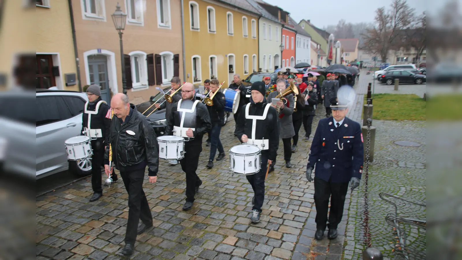 Bei strömendem Regen zieht der Umzug von der Kirche zum Marienplatz. (Bild: sne)