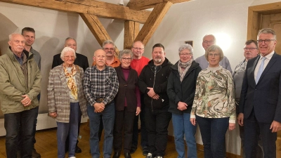 Der Vorstand der „Aktion Solidarität“: (von links) Detlef Hoffmann, Philipp Legat, Geroldine Ondrusek, Pfarrer Georg Flierl, Alois Schedl, Konrad Gatzka, Anneliese Müller, Werner Fritsch, Oliver Zrenner, Sheila Finnie, Günter Kopf, Monika Seidel und Ewald Oppl mit Bürgermeister Franz Stahl. (Bild: Aktion Solidarität/exb)