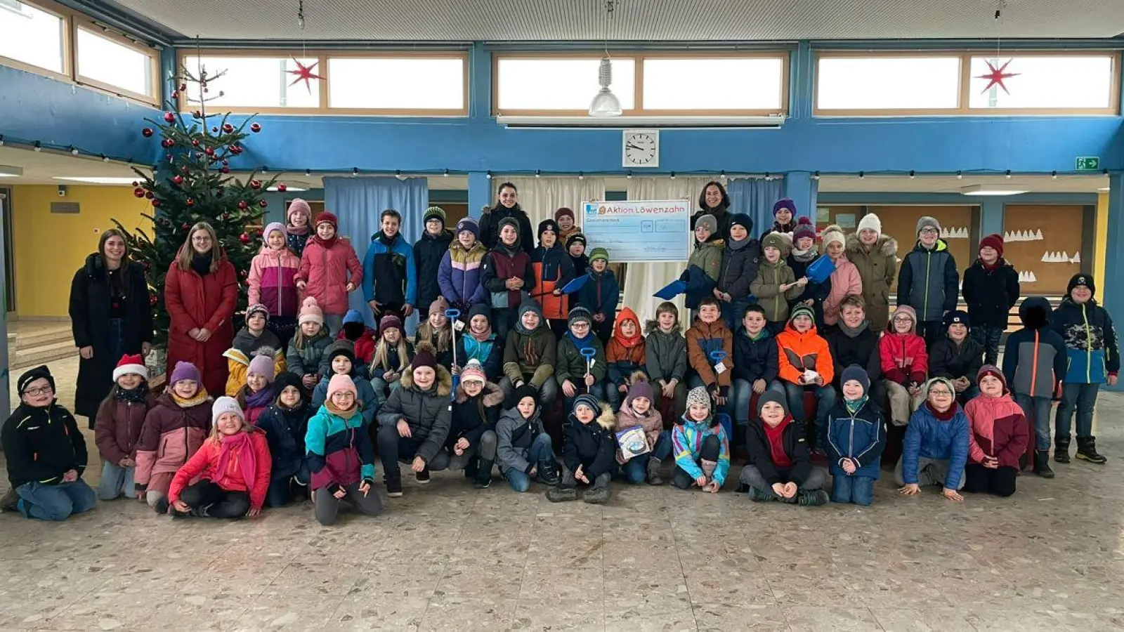 Scheckübergabe in der Grundschule Tännesberg durch Zahnärztin Dr. Ingrid Kirchberger (Bild: Kerstin Högler)