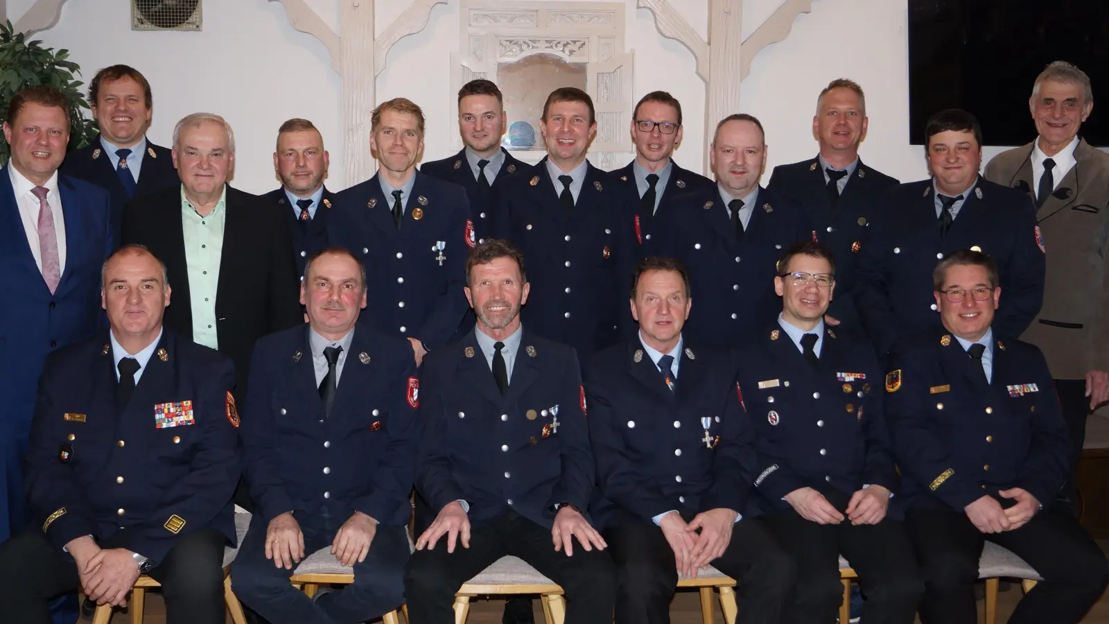 Auszeichnungen für langjährigen aktiven Dienst gab es für Mitglieder der Feuerwehren Großensees, Großensterz, Königshütte, Leonberg und Pleußen. Vertreter des Kreisfeuerwehrverbandes und der Kommunen gratulierten.  (Bild: Feuerwehr Pleußen/exb)