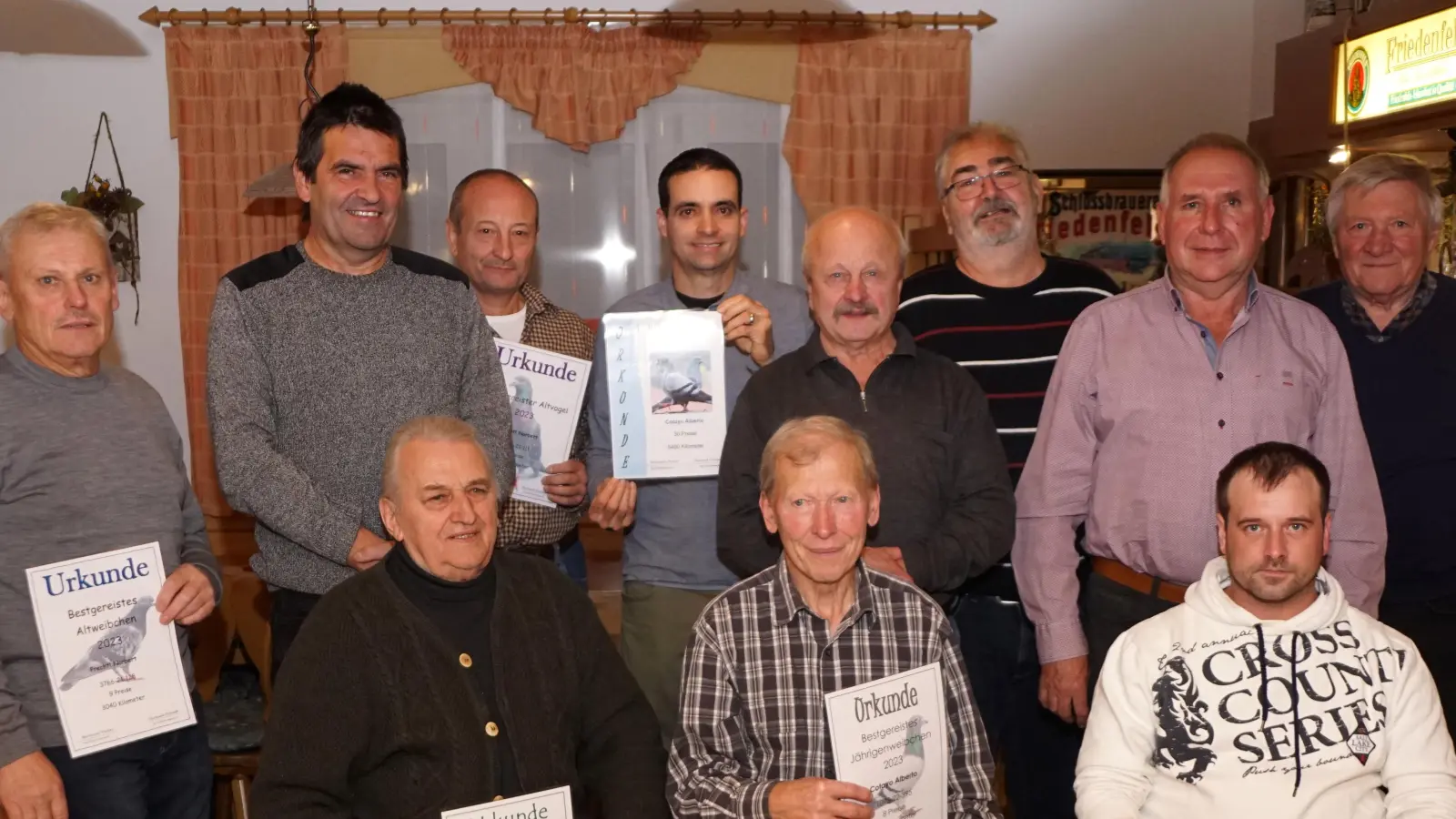 Gemeinsam tragen die Flötztal- und Tannenbergsegler ihre Meisterschaften aus. Unser Bild zeigt (sitzend von links) Erwin Scherm, Richard Precht und Neumitglied Florian Pöllath, (stehend von links) Norbert Prechtl, Bernhard Pocker, Alfred Kreuzer, Alberto Cotayo, Hans Kreuzer, Bernhard Schultes, Gerhard Brunner und Hans Braun. (Bild: Picasa)