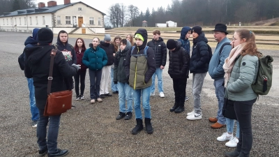 Konfirmanden aus Nabburg und Pfreimd, Oberviechtach und Rieden, Schwandorf und Schwarzenfeld besuchen die KZ Gedenkstätte Flossenbürg.  (Bild: Jürgen Weich/exb)