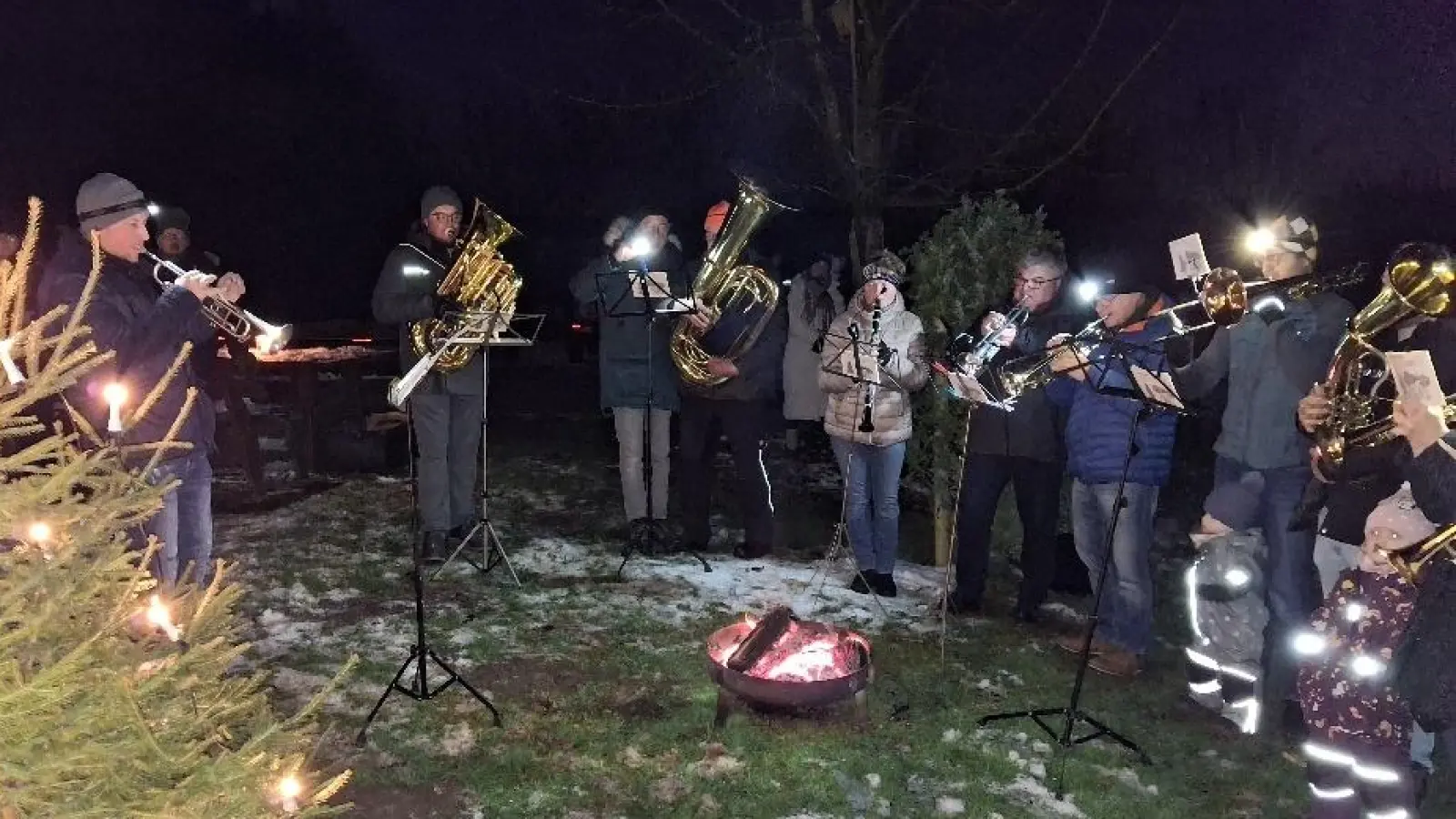 Die Fichtelgebirgskapelle Ebnath umrahmte die Waldweihnacht musikalisch. (Bild: Josef Söllner )