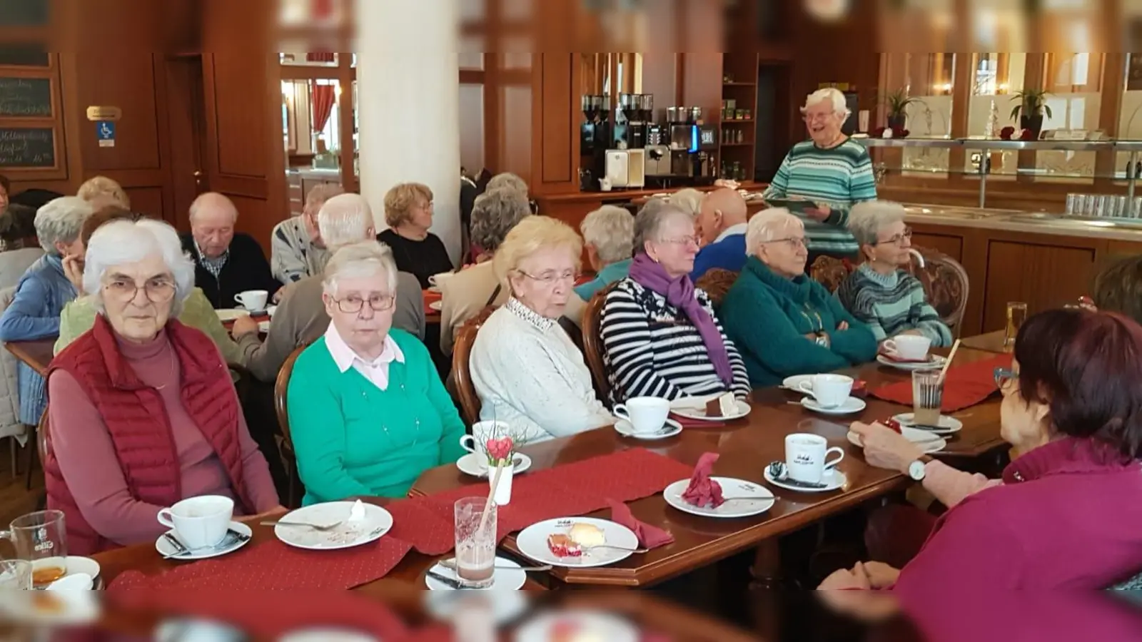 Einen schönen Nachmittag bei Kaffee und Kuchen verbrachten die DJK-Senioren im Wiener Café (Bild: Herma Krettner)