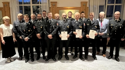 Staatliche Ehrenzeichen in Silber und Gold überreichten Landrat Richard Reisinger (Zweiter von rechts) und KBR Christof Strobl (rechts) den Jubilaren für 25 bzw. 40 Jahre Dienst bei der Feuerwehr. Auch Ensdorfs Zweite Bürgermeisterin Sabine Müller (links) gesellte sich unter die Schar der Gratulanten. (Bild: Martina Beierl)