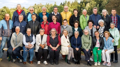 Ein freudiges Wiedersehen feierte der Schülerjahrgang 1958/1959. Organisiert hatten das Treffen Rosa März (sitzend 4. von links), Renate Renner (hintere Reihe 5. Von rechts) und Anna Reinhardt (sitzend links). (Bild: Foto Huster)