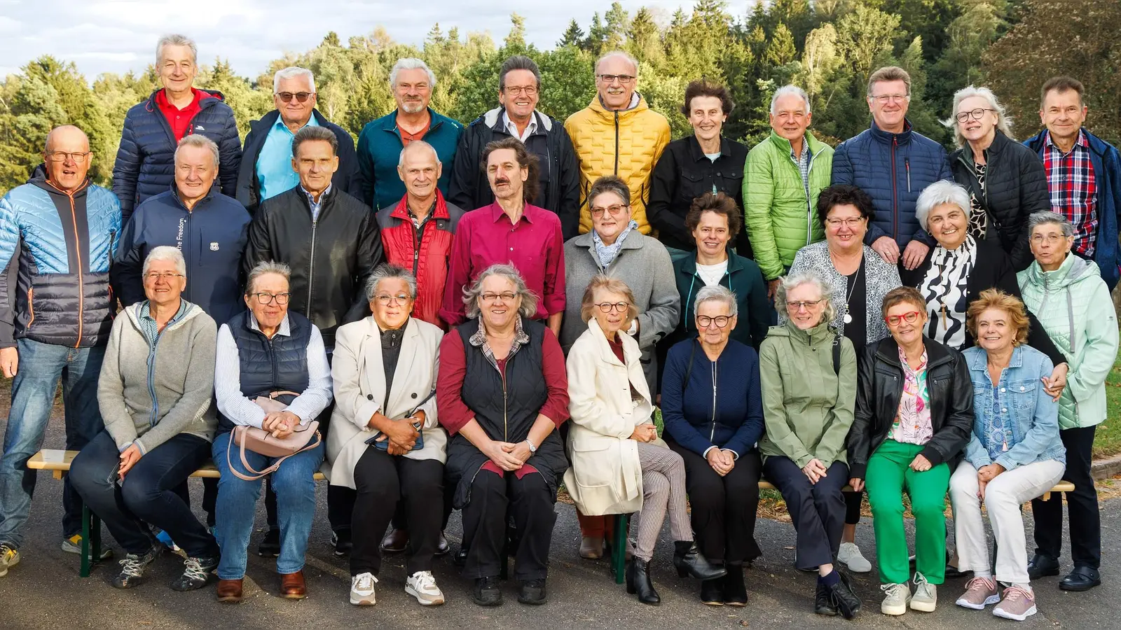 Ein freudiges Wiedersehen feierte der Schülerjahrgang 1958/1959. Organisiert hatten das Treffen Rosa März (sitzend 4. von links), Renate Renner (hintere Reihe 5. Von rechts) und Anna Reinhardt (sitzend links). (Bild: Foto Huster)