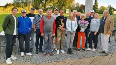 GLC-Präsident Harald Thies (5. v. l.) und Spielleiter Reinhold Scharl (r.) ehrten die Sieger und Platzierten des „Oktoberfest-Turniers 2024“.  (Bild: Stephan Landgraf)