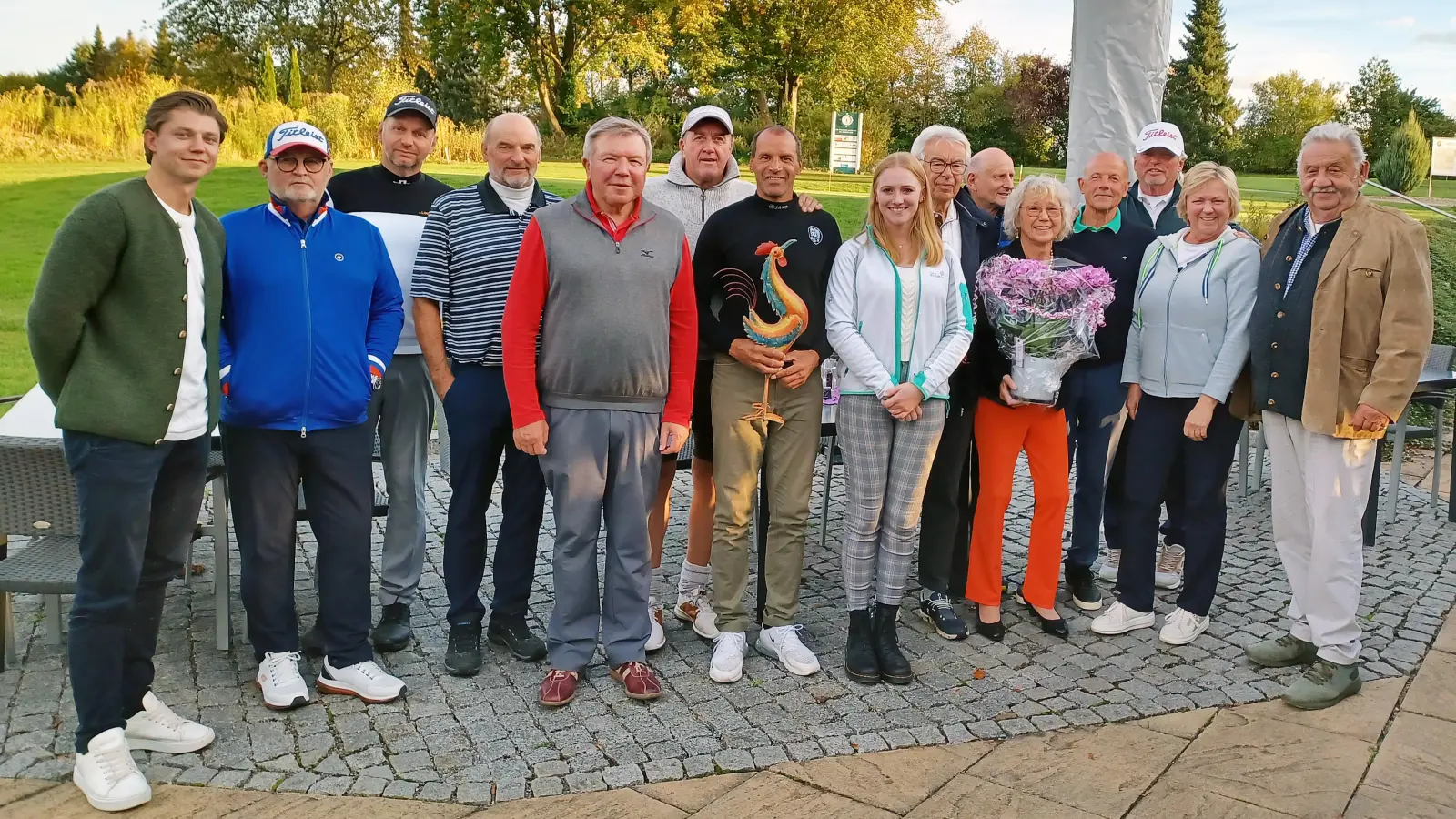 GLC-Präsident Harald Thies (5. v. l.) und Spielleiter Reinhold Scharl (r.) ehrten die Sieger und Platzierten des „Oktoberfest-Turniers 2024“.  (Bild: Stephan Landgraf)