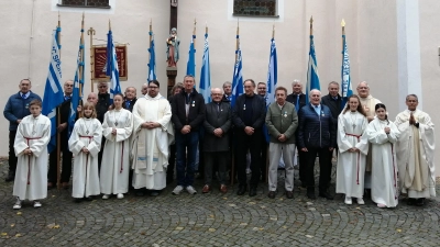 Gruppenbild mit allen Bannern der MMC Nord und MMC Pilsen, MMC Neusdoalen, Ministranten, Bezirkspräses Pater Johannes Bosco (4.von links), Zentralpräses Msgr. Thomas Schmid (1.Reihe ganz rechts) und Ortspfarrer Pater P. James Mudakodil (2. Reihe ganz rechts). (Bild: Martin Nickl)