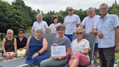 Bei der offiziellen Spendenübergabe der neuen Liegen durch Fördervereins-Vorsitzende Aurelia Zimmermann (sitzend, 3. von links) und der Vorsitzenden des Katholischen Frauenbundes, Martina Mewes (sitzend, 2. von rechts), freuten sich neben zweiten Bürgermeister Erich Sperber (hinten, links) auch die beiden Bademeister Horst Lindner (hinten, Mitte) und Peter Faget (2. von rechts).  (Bild: Michaela Lowak)