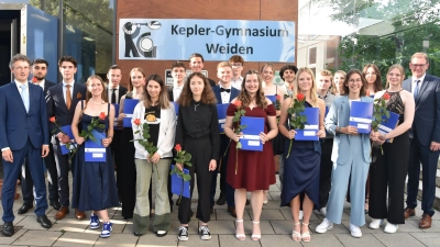 Die besten Abiturienten des Kepler-Gymnasiums strahlen mit ihren Zeugnissen.  (Bild: Kathrin Hennig)