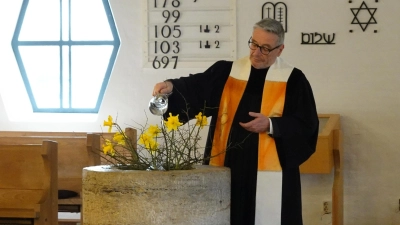 Vakanzpfarrer Klaus Stolz zelebrierte den Osterfestgottesdienst. (Bild: Elfriede Weiß)