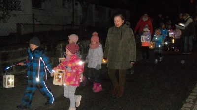 Die Flossenbürger Kinder zogen zu St. Martin durch den Ort.  (Bild: jba)