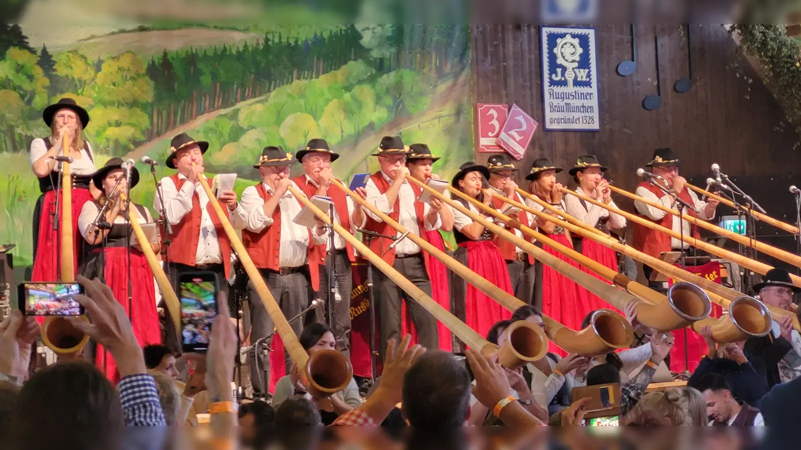 Alphornbläser auf der Wiesn. (Bild: Dr. Armin Grübl)