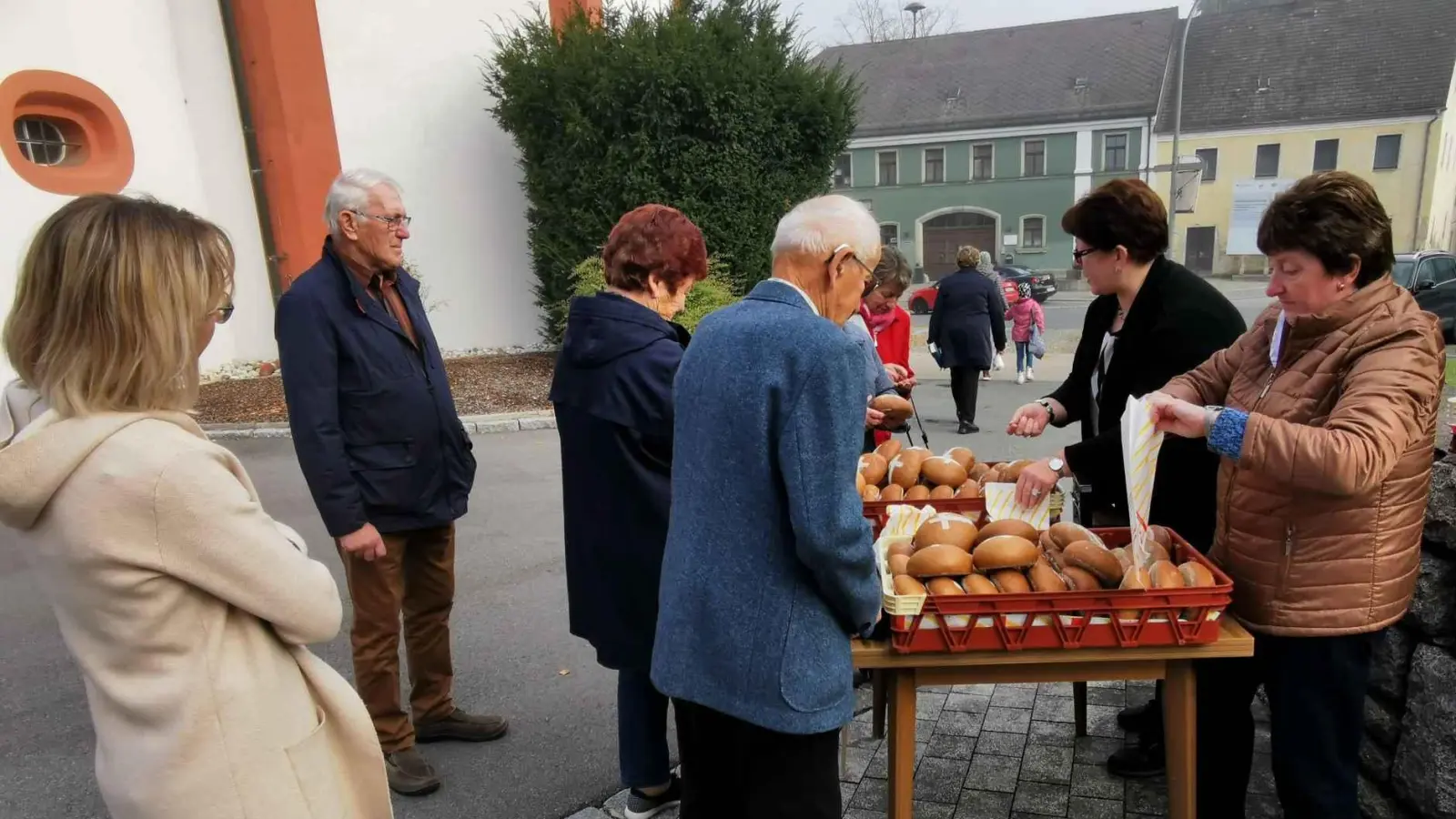 Die Pfarrgemeinderätinnen Claudia Balk und Sonja Hummel verkaufen Minibrote für einen guten Zweck. (Bild: Karl Ziegler)