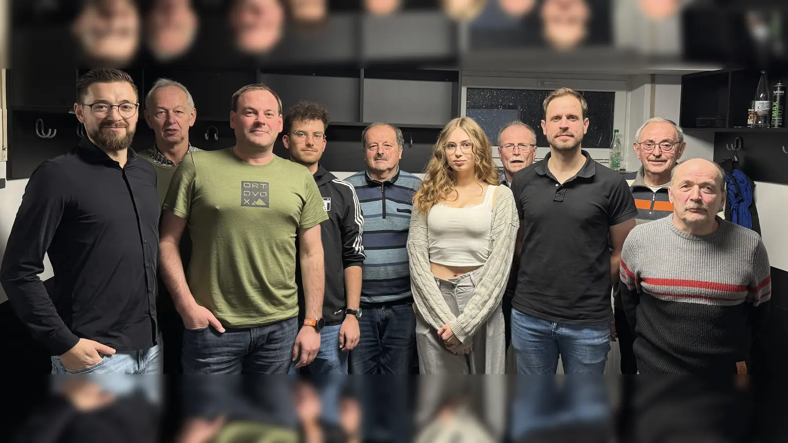 Die neue Vorstandschaft des Fördervereins „TSV Freunde” , v.l. mit Maximilian Siller (1.Vorsitzender TSV), Konrad Härtl, Harald Weiß, Andreas Stock, Ludwig Böhm, Sofia Rosner, Bürgermeister Max Bindl, Carsten Pflaum, Otto Grillmeier und Roland Günthner (Bild: Markus Neumann)
