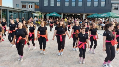 Die Damen von der AWO Tanzgruppe Grün-Weiß begeistern mit ihrem Auftritt im Pausenhof das Jubiläumspublikum beim Sommerfest.  (Bild: Georg Lang)