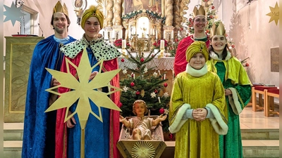 Am 1. Januar wurden die Ministranten der Pfarrei St. Vitus Ursensollen als Sternsinger feierlich ausgesandt. Die Aktion war ein voller Erfolg. (Bild: Theresa Popp)