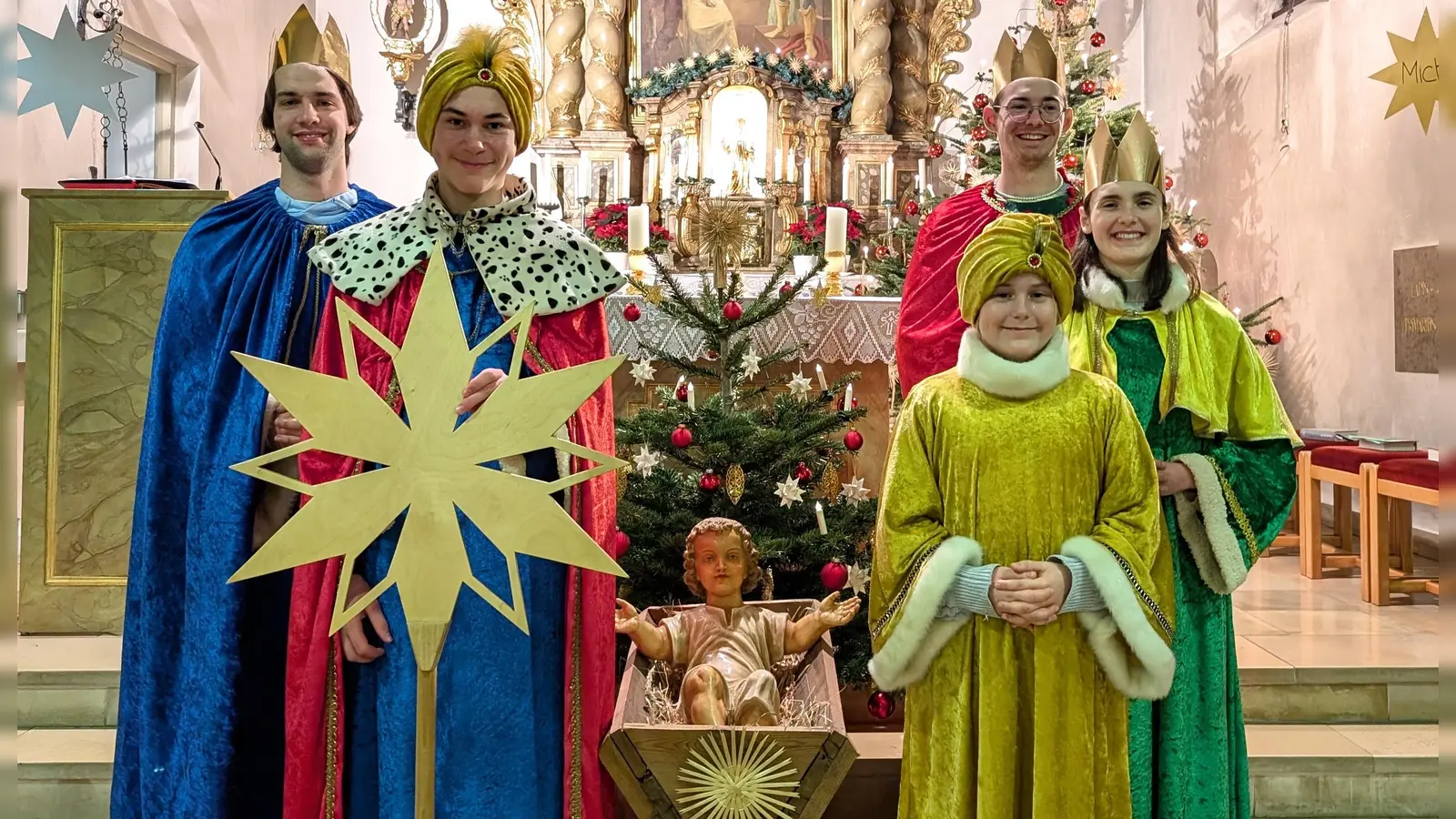 Am 1. Januar wurden die Ministranten der Pfarrei St. Vitus Ursensollen als Sternsinger feierlich ausgesandt. Die Aktion war ein voller Erfolg. (Bild: Theresa Popp)