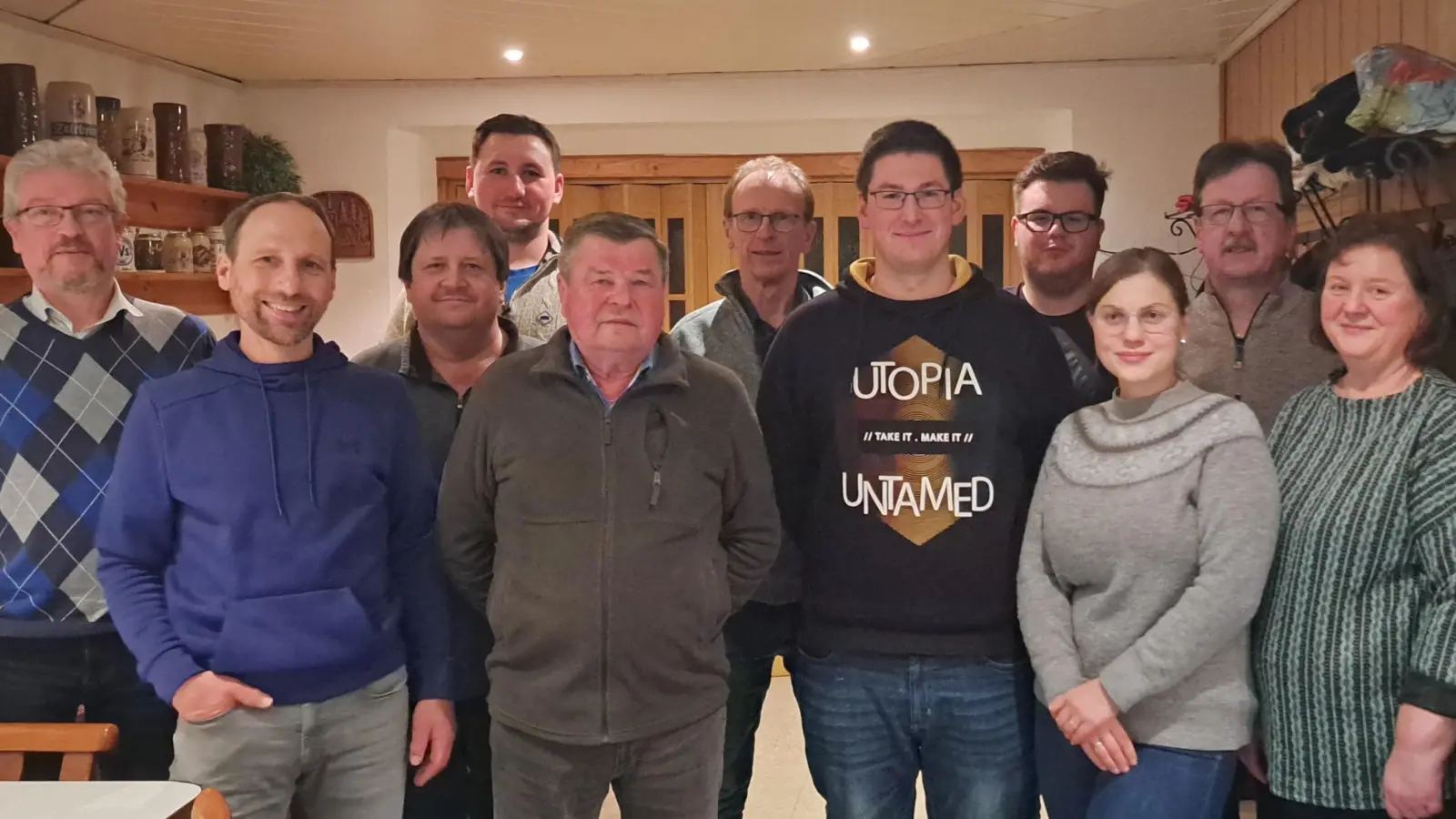 Wahlen beim Kleintierzuchtverein Wiesau: Das Bild zeigt das Führungsteam mit dem neuen Vorsitzenden Johannes Stengl (vorne, Dritter von rechts) und dem bisherigen Vorsitzenden Markus Stengl (hinten rechts). (Bild: Josef Hanauer/exb)