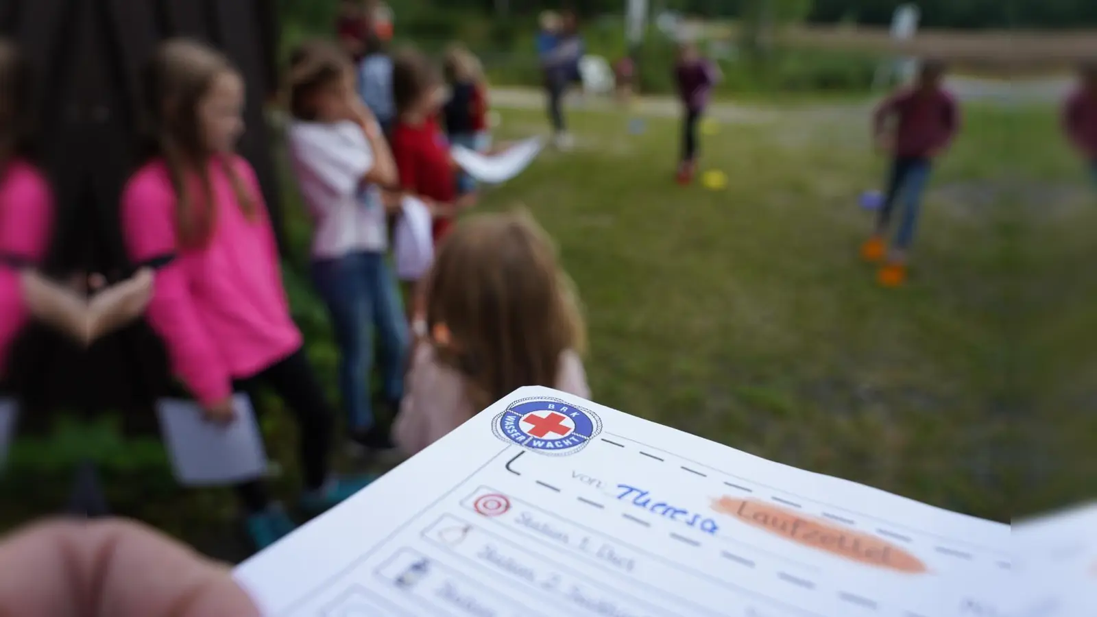 Elf Spielestationen befanden sich auf dem Laufzettel zum Auftakt des Ferienprogramms des Marktes Wiesau bei der Wasserwacht. (Bild: Matthias Kunz)