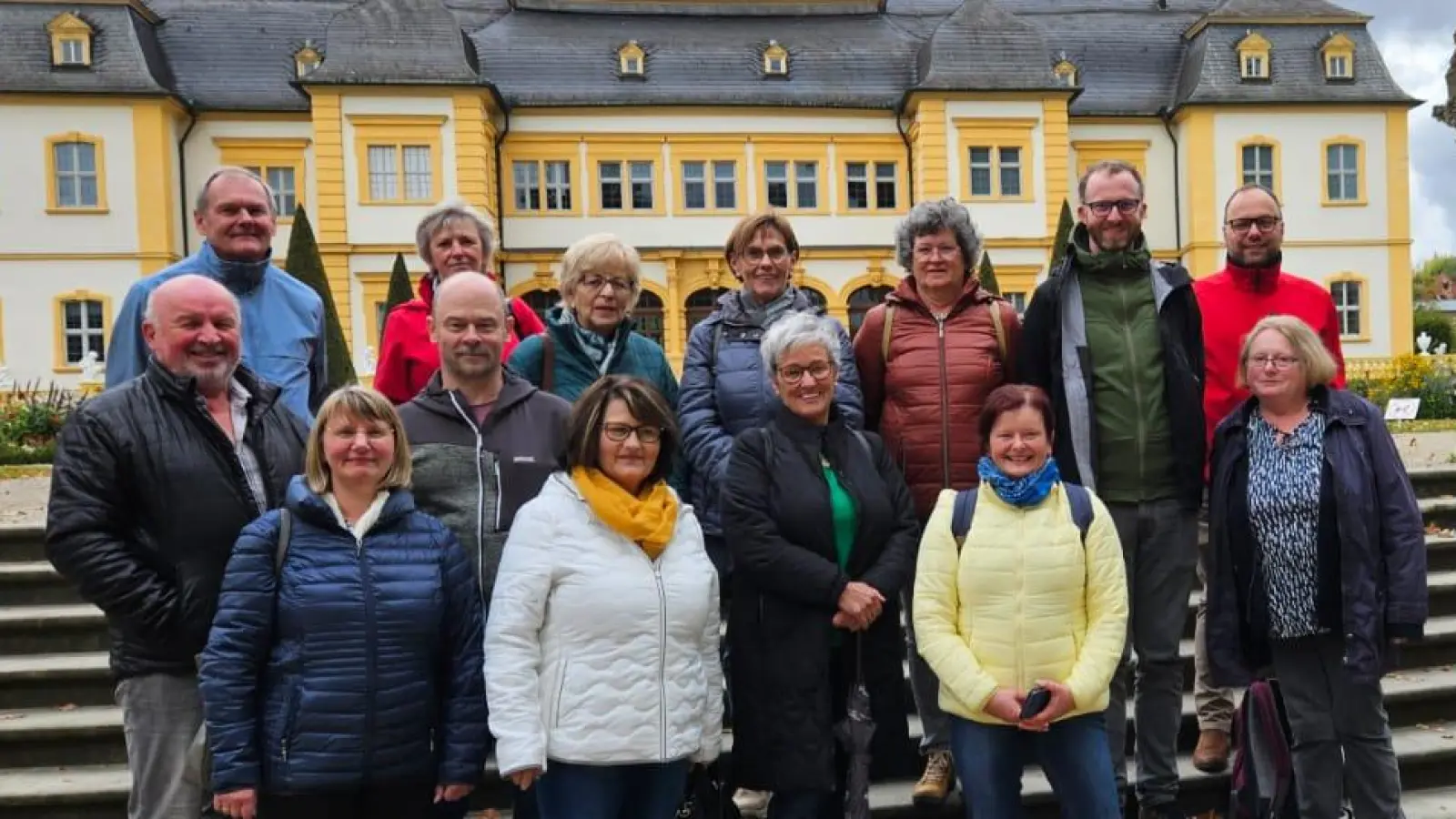 Die Reisegruppe aus Ebnath vor dem Schloss Veitshöchheim.  (Bild: Alexander Hecht)